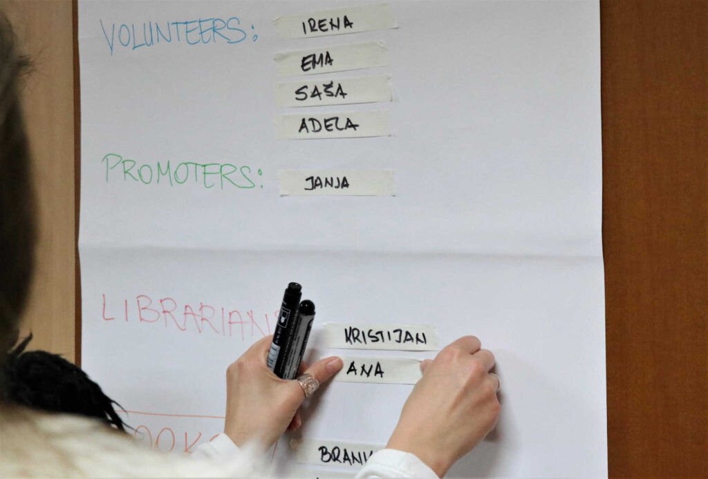 Učesnici na treningu obrađuju materijale