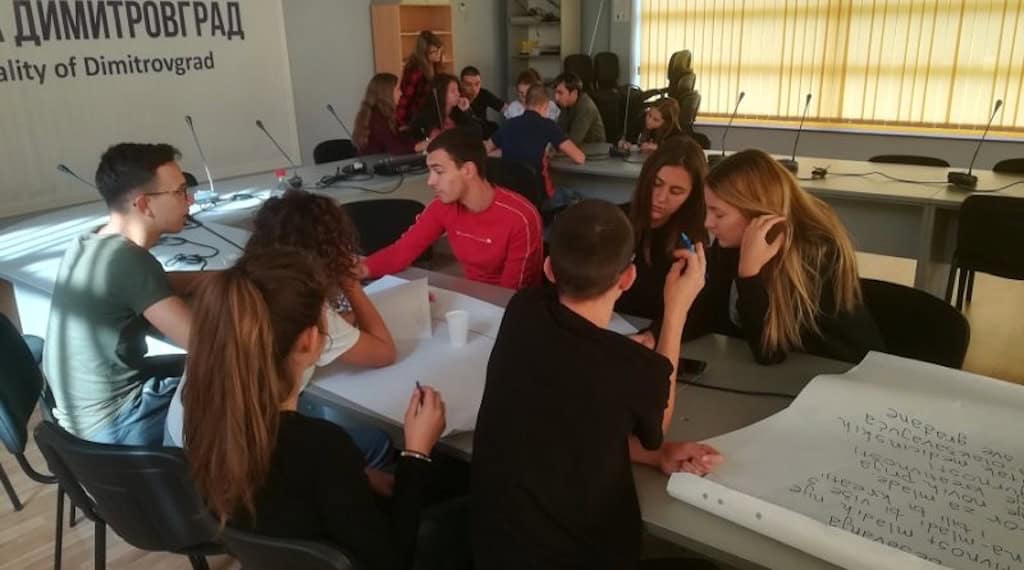 Učesnici treninga u fokusiranom razgovoru