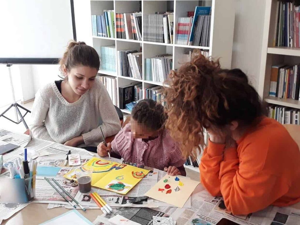 Učesnice programa razgledaju radove